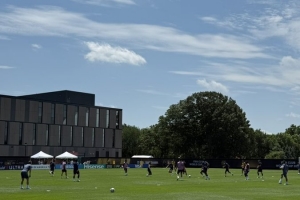 记者报巴黎训练：金彭贝缺席、莫斯卡多单独训练，其他球员都在