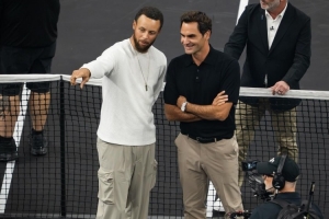 勇士官方晒库里与费德勒合影:黑色球场上的两位传奇